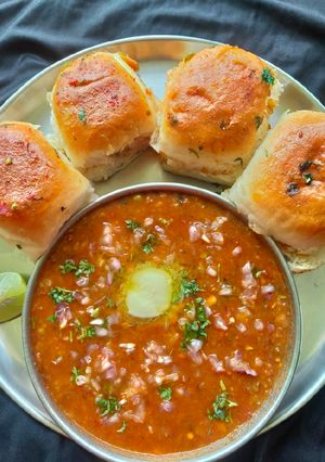 बटर पावभाजी (butter pavbhaji recipe in hindi) रेसिपी मुख्य फोटो