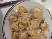 Una foto de raviolis de carne
