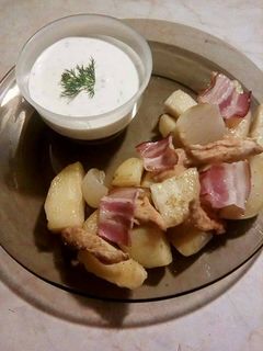Tepsis krumpli csirkemellel és tzatziki szósszal recept fotója