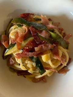 Foto di Spaghetti con zucchine e speck croccante