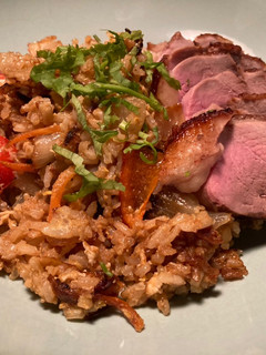Una foto de Cơm Rang (Arroz frito estilo vietnamita) con pato