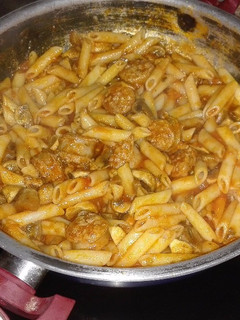 Una foto de Macarrones con butifarra y champiñones