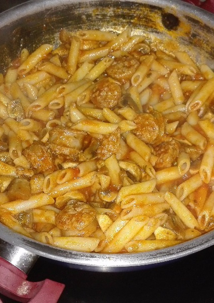 Una foto de Macarrones con  butifarra y champiñones