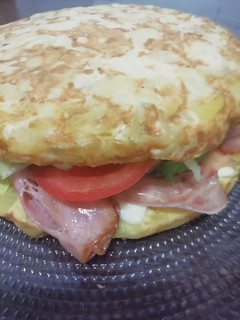Una foto de Tortilla de patata rellena