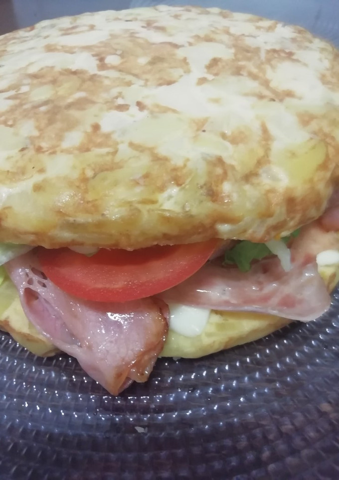 Una foto de Tortilla de patata rellena