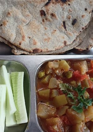 A picture of Lauki ki sabzi with bajra roti.