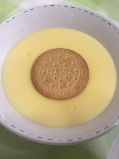 Una foto de Natillas con galleta