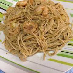 Una foto de Espaguetis integrales con colas de langostinos y pesto