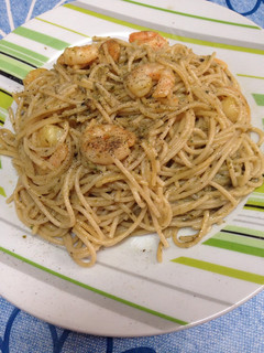 Una foto de Espaguetis integrales con colas de langostinos y pesto