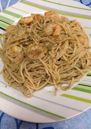Una foto de Espaguetis integrales con colas de langostinos y pesto