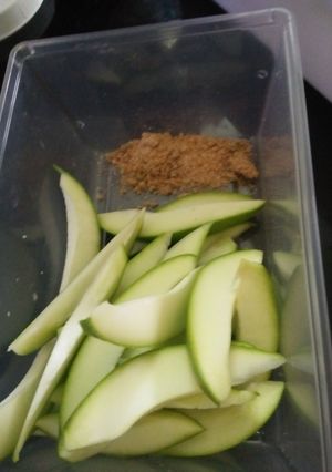 Hình của món Xoài non chấm muối mỳ tôm ^^.