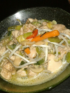 Una foto de Salteado de verduras y pollo al wok