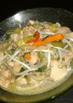 Una foto de Salteado de verduras y pollo al wok