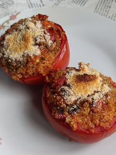 Una foto de Tomates al horno rellenos de quinoa