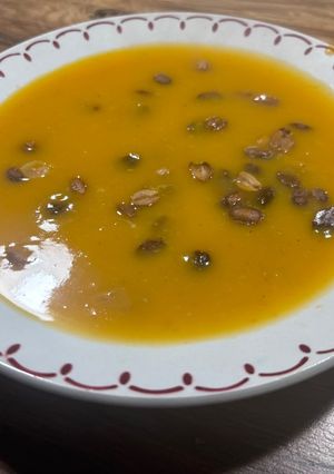 Une photo de Soupe butternut et patate douce aux cacahuètes et pois chiches