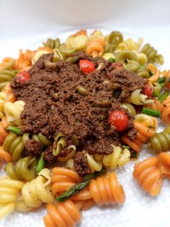 Una foto de Trottole vegetales con espárragos trigueros y pesto rojo