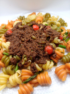 Una foto de Trottole vegetales con espárragos trigueros y pesto rojo