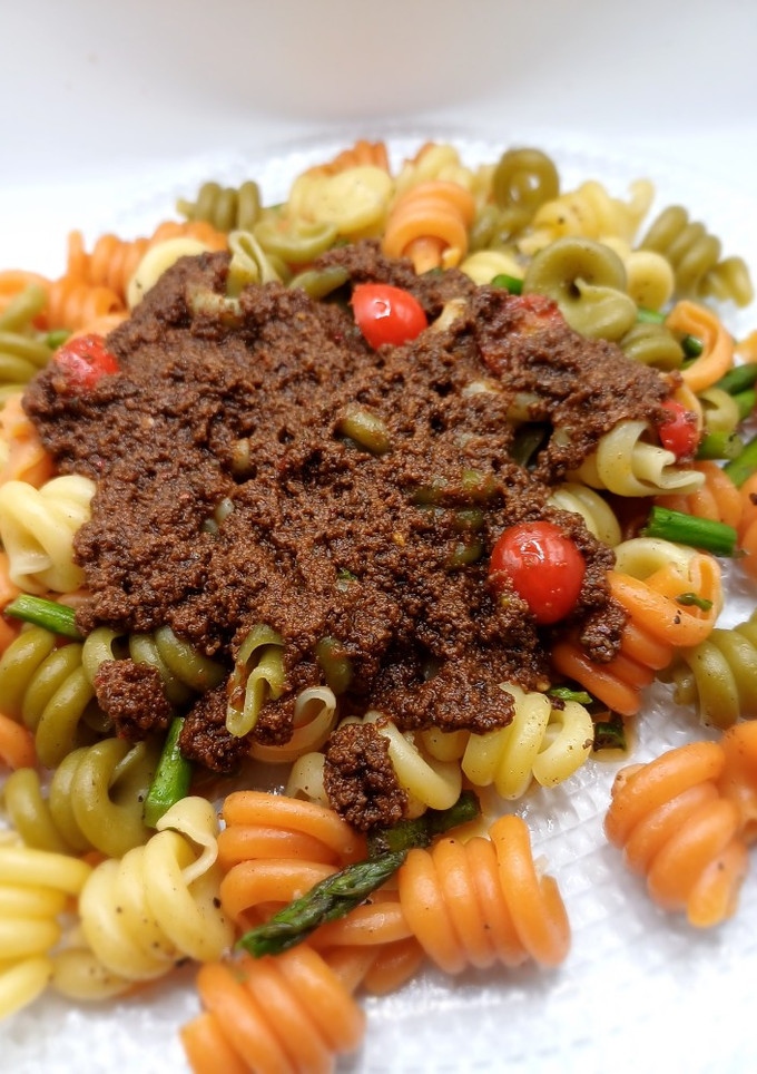 Una foto de Trottole vegetales con espárragos trigueros y pesto rojo