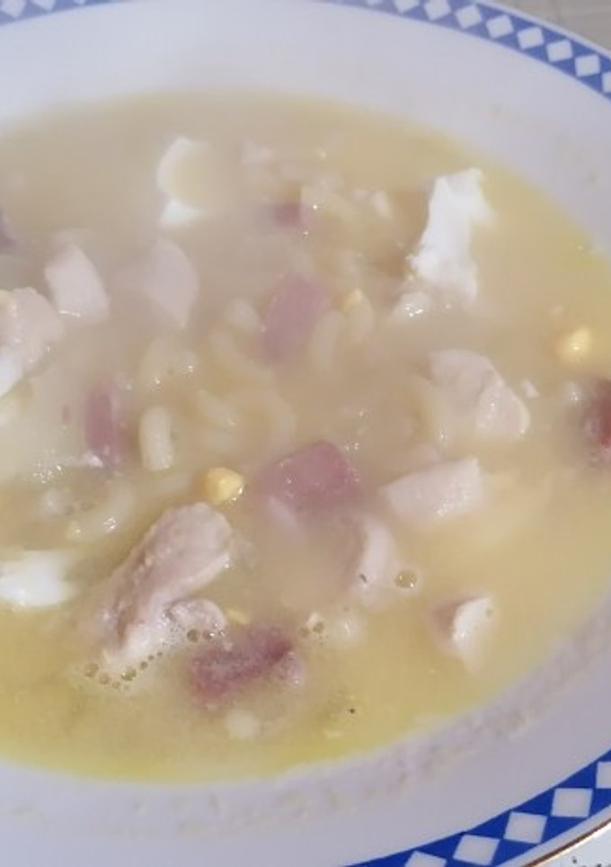 Una foto de Sopa de pollo con jamón