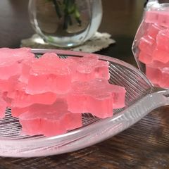 A picture of Kanten Wagashi:"Sakura".