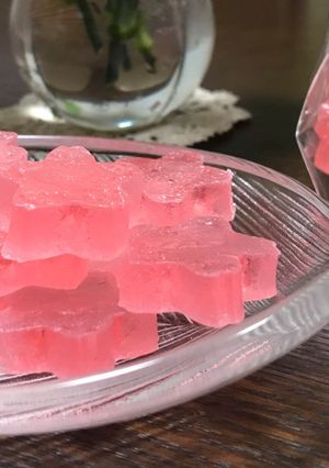 A picture of Kanten Wagashi:"Sakura".
