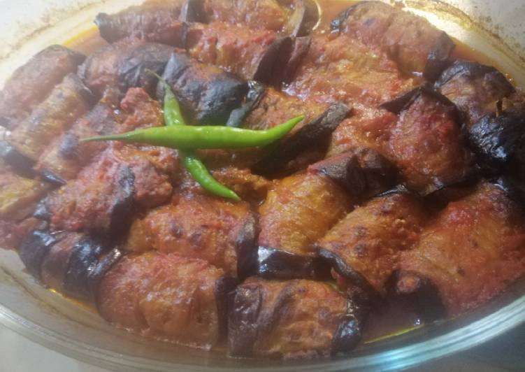 صينية لفائف الباذنجان باللحمة المفرومة