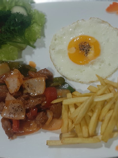Hình của món Bò lúc lắc khoai tây trứng.