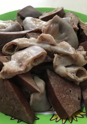 Hình của món Lòng heo luộc chấm nước mắm.