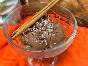 Una foto de helados con leche condensada y cacao