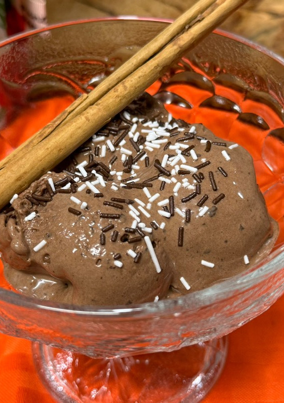 Una foto de Helado cremoso de chocolate