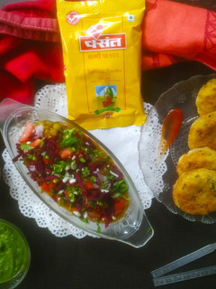 આલુ ટીકી રગડા ચાટ (Aloo Tikki Ragda Chaat Recipe In Gujarati) રેસીપી મુખ્ય ફોટો