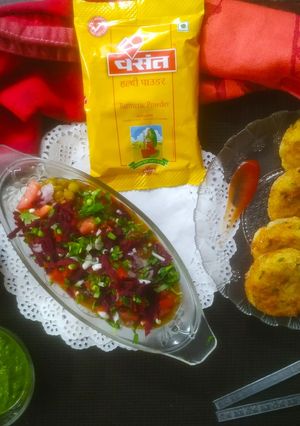 આલુ ટીકી રગડા ચાટ (Aloo Tikki Ragda Chaat Recipe In Gujarati) રેસીપી મુખ્ય ફોટો
