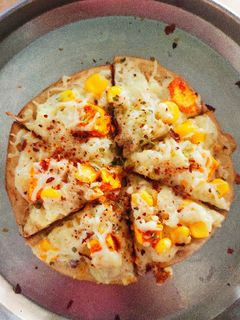 મેયો પિઝા 🍕🍕🍕🍕(mayo pizza recipe in Gujarati) રેસીપી મુખ્ય ફોટો