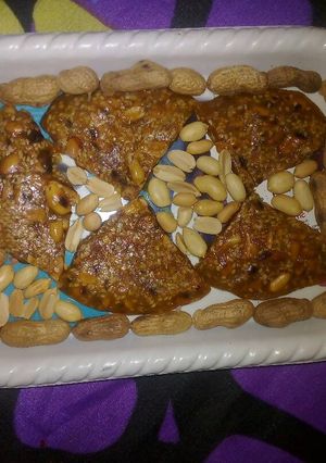 चिक्की स्वीट (Chikki sweet recipe in hindi) रेसिपी मुख्य फोटो