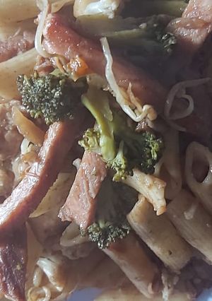 Una foto de Penne con verduras, carnes y salsa teriyaki