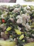 Carne de cerdo, nopales, quelites y coco