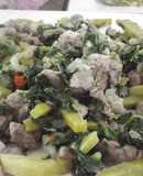 Carne de cerdo, nopales, quelites y coco