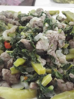 Una foto de Carne de cerdo, nopales, quelites y coco