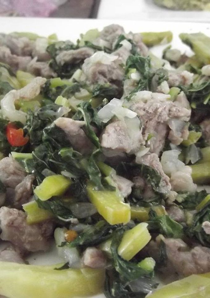 Una foto de Carne de cerdo, nopales, quelites y coco