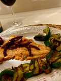 Trota salmonata al limone e basilico con cipolla rossa di tropea caramellata e zucchine alla piastra