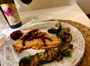 Foto di Trota salmonata al limone e basilico con cipolla rossa di tropea caramellata e zucchine alla piastra