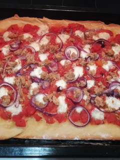 Una foto de Pizza casera con atún y cebolla 🇮🇹