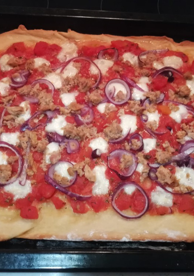 Una foto de Pizza casera con atún y cebolla 🇮🇹