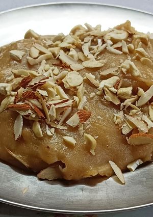 आटे का शीरा(हलवा) रेसिपी मुख्य फोटो