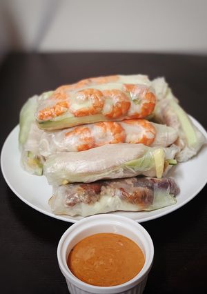 Hình của món Gỏi cuốn với sốt đậu phộng.