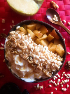 Una foto de Bol de manzana asada al micro con yogur griego y canela