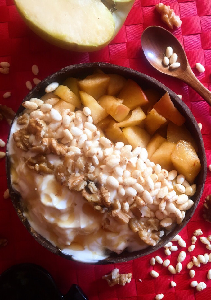 Una foto de Bol de manzana asada al micro con yogur griego y canela