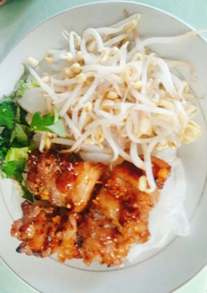 Hình của món Bánh ướt thịt ba chỉ xiên que.