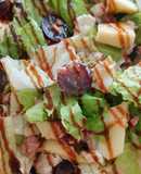 Ensalada con queso de cabra, uva y manzana