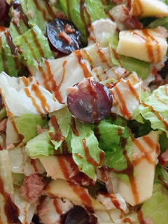 Una foto de Ensalada con queso de cabra, uva y manzana